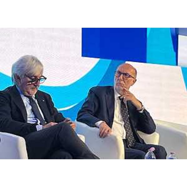 L'assessore del Friuli Venezia Giulia alla Salute Riccardo Riccardi (a destra nella foto) sul palco del congresso nazionale Fimmg Metis a Villasimius - L'assessore del Friuli Venezia Giulia alla Salute Riccardo Riccardi (a destra nella foto) sul palco del congresso nazionale Fimmg Metis a Villasimius