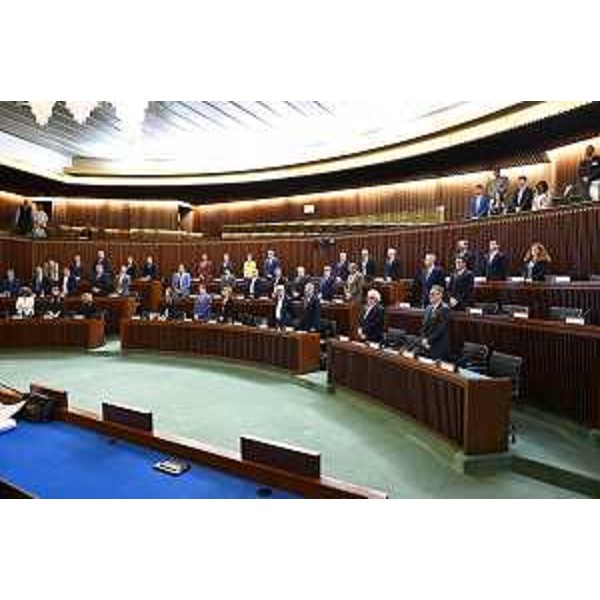 I consiglieri regionali durante il minuto di silenzio - I consiglieri regionali durante il minuto di silenzio