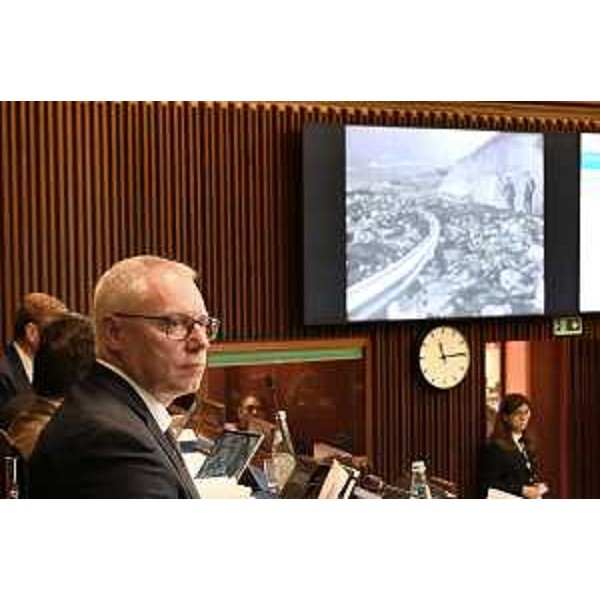 Il presidente Bordin nel corso della proiezione del video commemorativo in Aula - Il presidente Bordin nel corso della proiezione del video commemorativo in Aula