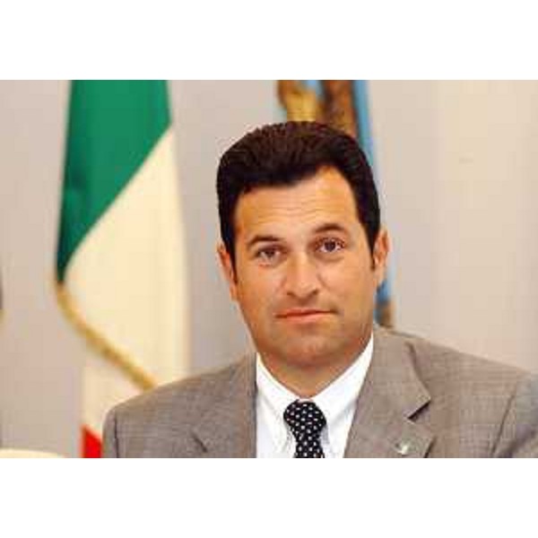 Franco Iacop (Assessore regionale Autonomie locali) in Giunta regionale a Trieste. (Trieste 02/09/04)