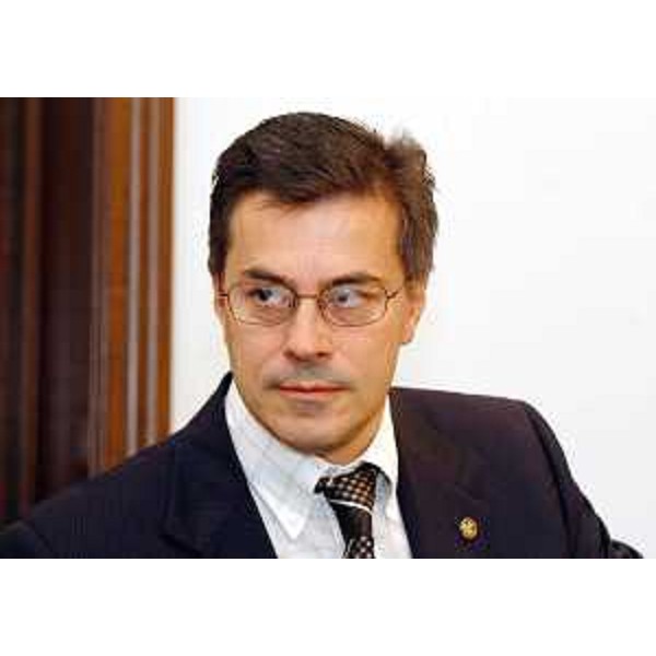 Ezio Beltrame (Assessore regionale Salute e Protezione sociale) in Giunta regionale a Trieste. (Trieste 02/09/04)