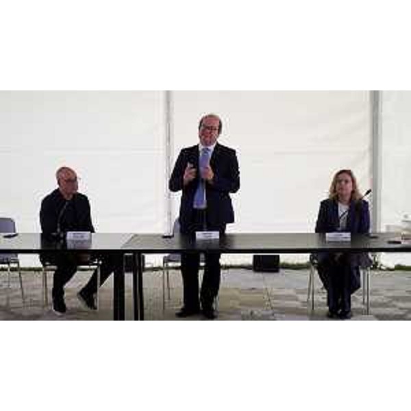 Il vicegovernatore Mario Anzil alla preview per la stampa della mostra "Confini. Da Gauguin a Hopper", allestita a Villa Manin di Passariano, assieme al direttore di Erpac Lydia Alessio Vernì e al curatore dell'esposizione Marco Goldin. - Il vicegovernatore Mario Anzil alla preview per la stampa della mostra "Confini. Da Gauguin a Hopper", allestita a Villa Manin di Passariano, assieme al direttore di Erpac Lydia Alessio Vernì e al curatore dell'esposizione Marco Goldin.