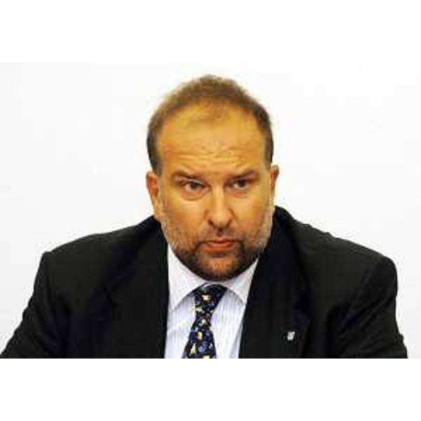 Roberto Cosolini (Assessore regionale Lavoro, Formazione, Università e Ricerca) in Giunta regionale a Trieste. (Trieste 02/09/04)