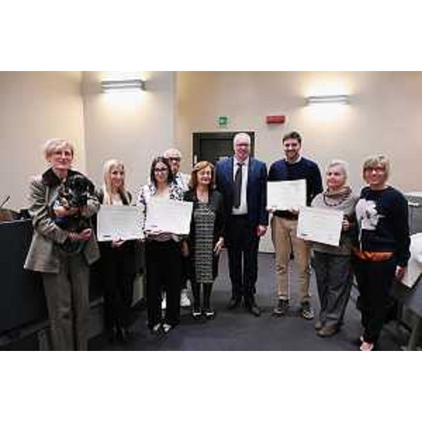 Foto di gruppo al termine della cerimonia dei consegna dei premi di laurea isituiti da Informest in memoria di Gianni Bravo - Foto di gruppo al termine della cerimonia dei consegna dei premi di laurea isituiti da Informest in memoria di Gianni Bravo