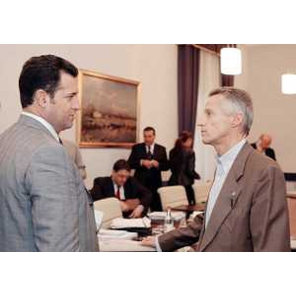 Franco Iacop (Assessore regionale Relazioni internazionali e Autonomie locali) e Riccardo Illy (Presidente Friuli Venezia Giulia) nel corso della Giunta regionale riunita a Trieste. (Trieste 17/09/04)