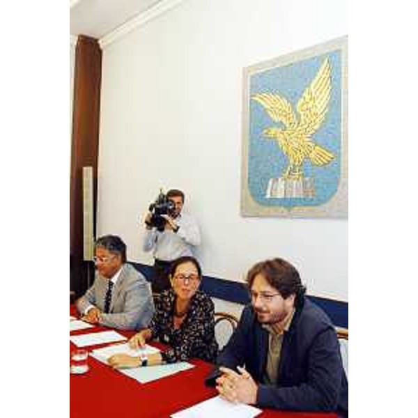 Roberto Antonaz (Assessore regionale Istruzione, Cultura, Sport e Pace), Michela Del Piero (Assessore regionale Risorse economiche e finanziarie) e Alessandro Metz (Consigliere regionale) in conferenza stampa. (Trieste 17/09/04)