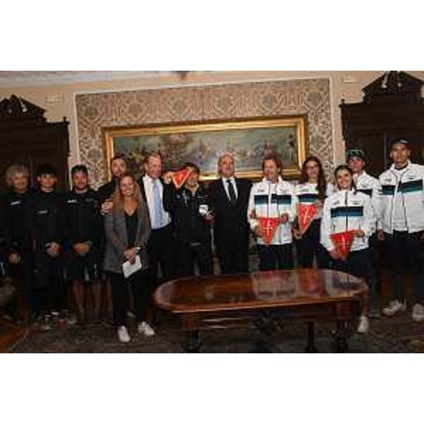 Foto di gruppo per la premiazione del Fast and Furio Sailing Team con la medaglia bronzea della Città di Trieste - Foto di gruppo per la premiazione del Fast and Furio Sailing Team con la medaglia bronzea della Città di Trieste