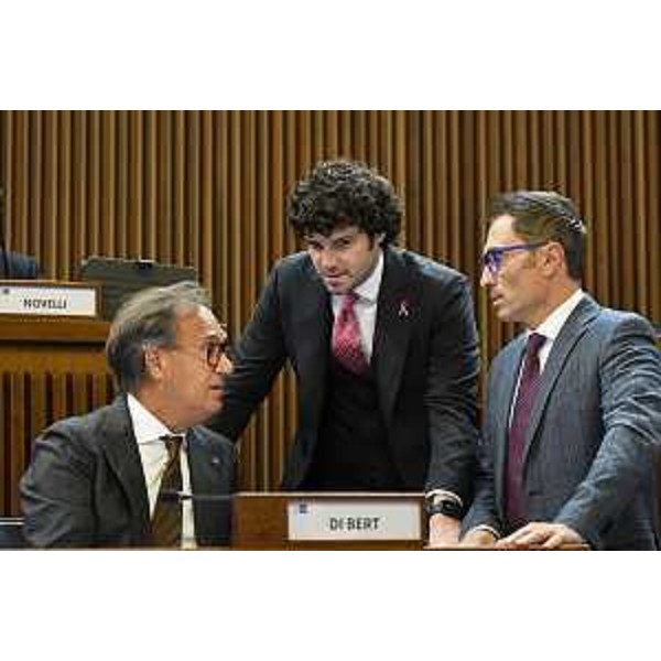 Mauro Di Bert, capogruppo di Fp, accanto ai colleghi di gruppo Simone Polesello e Stefano Mazzolini - Mauro Di Bert, capogruppo di Fp, accanto ai colleghi di gruppo Simone Polesello e Stefano Mazzolini