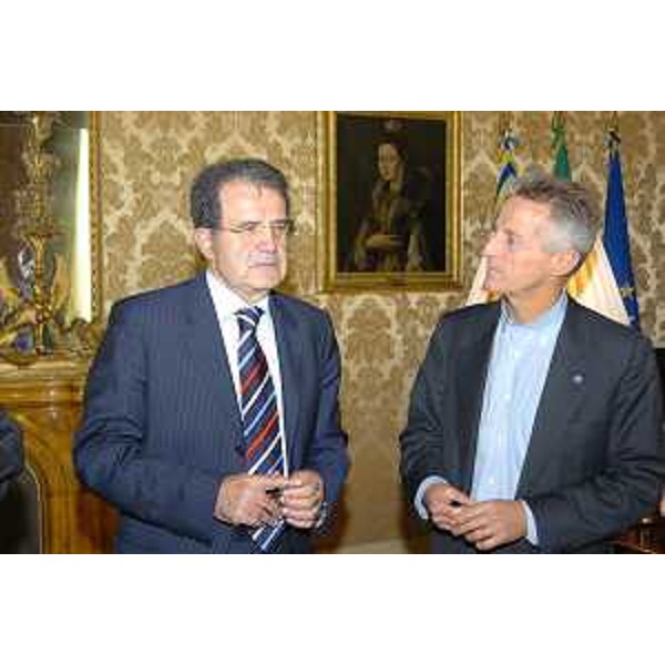 Riccardo Illy (Presidente Regione Friuli Venezia Giulia) con Romano Prodi (Presidente del Consiglio) ritratti in occasione della firma del protocollo tra il Governo e la Regione Friuli Venezia Giulia. (Roma 06/10/06)