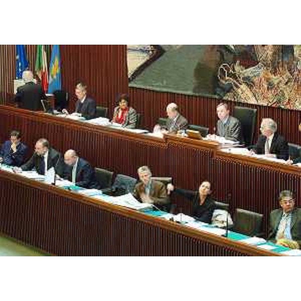 Riccardo Illy (Presidente Friuli Venezia Giulia) e la Giunta regionale riuniti nella sala consiliare regionale a Trieste. (Trieste 23/12/04)