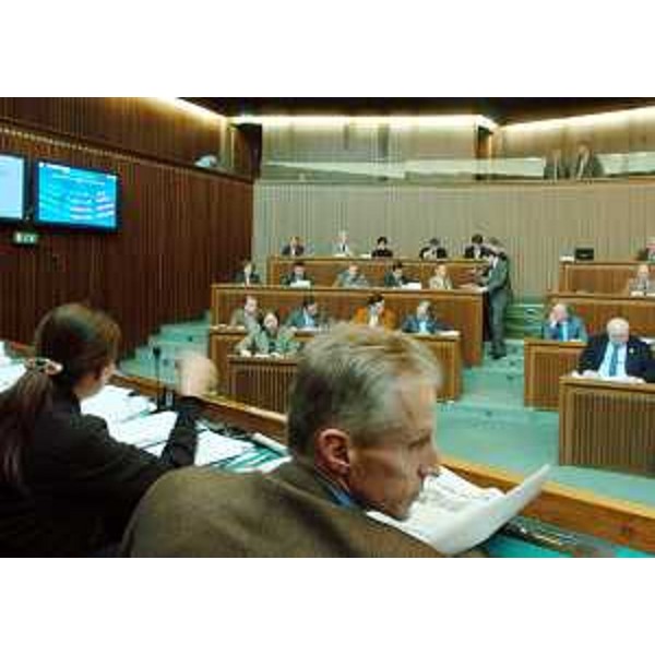 Riccardo Illy (Presidente Friuli Venezia Giulia) e la Giunta regionale riuniti nella sala consiliare regionale a Trieste. (Trieste 23/12/04)