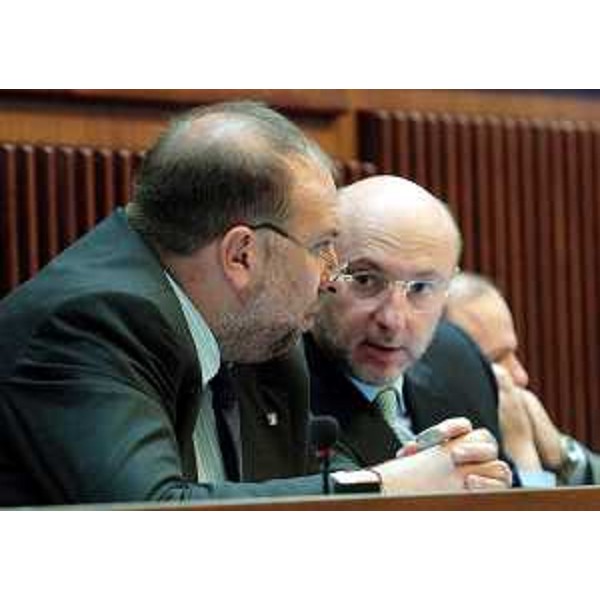 Cosolini (Assessore regionale Lavoro) e Bertossi (Assessore regionale Attività produttive) nel corso della seduta di Giunta nella sala consiliare regionale a Trieste. (Trieste 23/12/04)