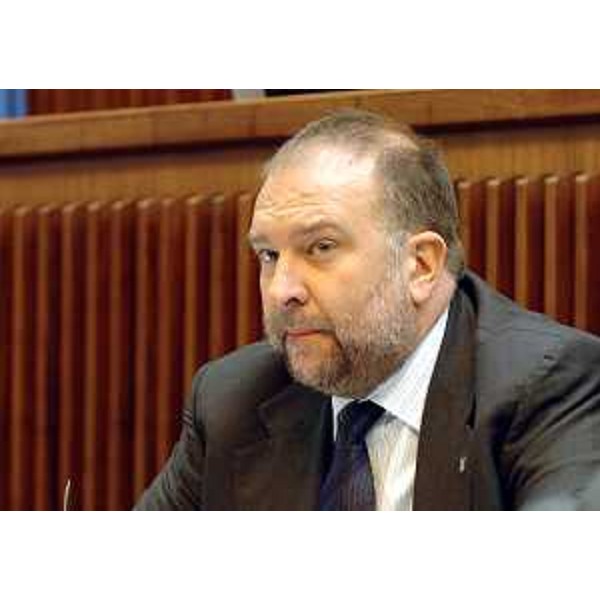 Cosolini (Assessore regionale Lavoro) nel corso della seduta di Giunta nella sala consiliare regionale a Trieste. (Trieste 23/12/04)