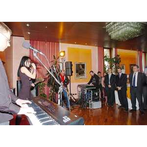 Tinkara (Cantante) canta al concerto in quattro lingue per gli auguri natalizi in Consiglio regionale a Trieste. (Trieste 23/12/04)