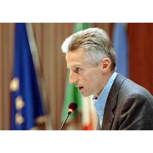 Illy (Presidente Friuli Venezia Giulia) nel corso della seduta di Giunta nella sala consiliare regionale a Trieste. (Trieste 23/12/04)
