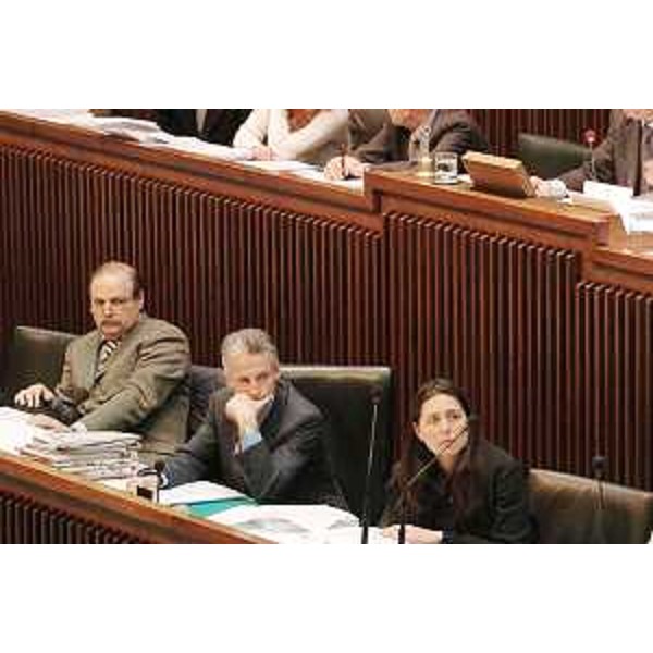 Moretton (Vicepresidente FVG), Illy (Presidente FVG) e Del Piero (Assessore regionale Finanze) nel corso della seduta di Giunta nella sala consiliare regionale a Trieste. (Trieste 23/12/04)