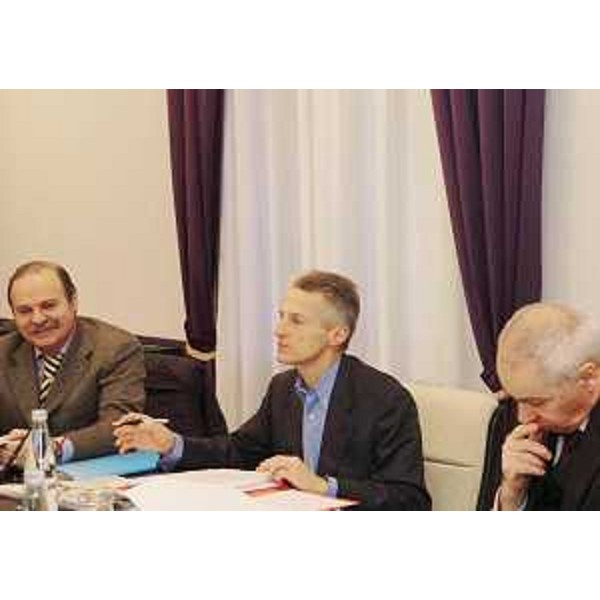 Moretton (Vicepresidente e Assessore regionale Ambiente, Lavori pubblici e Protezione civile), Illy (Presidente Friuli Venezia Giulia) e Bellarosa (Segretario generale) nel corso della Giunta regionale a Trieste. (Trieste 21/12/04)