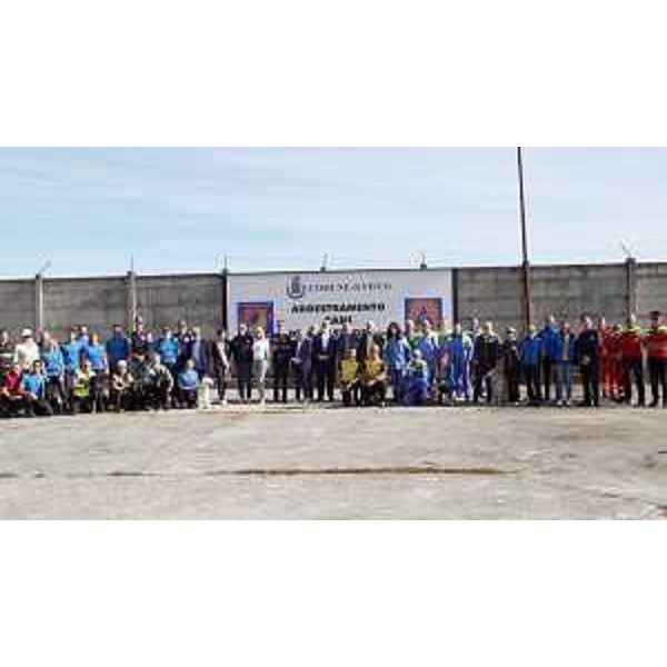 Foto di gruppo con le autorità e volontari presenti - Foto di gruppo con le autorità e volontari presenti