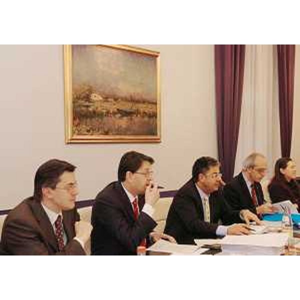 Beltrame (Assessore regionale Salute), Sonego (Assessore regionale Mobilità), Antonaz (Assessore regionale Cultura), Pecol Cominotto (Assessore regionale Personale) e Del Piero (Assessore regionale Finanze) nel corso della Giunta regionale a Trieste. (Trieste 21/12/04)