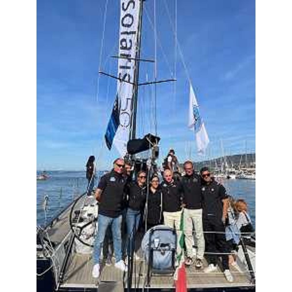 L'assessore alla Difesa dell'Ambiente Fabio Scoccimarro con il presidente della Società velica Barcola e Grignano e l'equipaggio Solaris "Io sono Friuli Venezia Giulia" - L'assessore alla Difesa dell'Ambiente Fabio Scoccimarro con il presidente della Società velica Barcola e Grignano e l'equipaggio Solaris "Io sono Friuli Venezia Giulia"