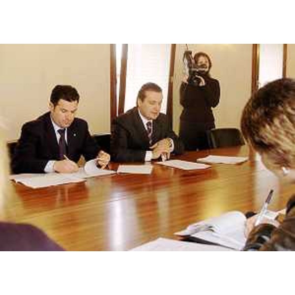 Iacop (Assessore regionale Relazioni internazionali e Autonomie locali) e Marsilio (Assessore regionale Risorse agricole, naturali, forestali e Montagna) alla riunione di Giunta a Pordenone. (Pordenone 04/02/05)