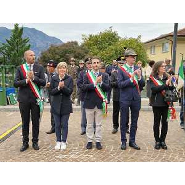 Zilli con il sindaco di Gemana Roberto Revelant (a sin.) e autorità - Zilli con il sindaco di Gemana Roberto Revelant (a sin.) e autorità 