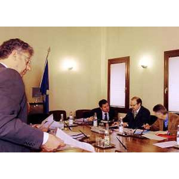 Illy (Presidente Friuli Venezia Giulia) e la Giunta regionale riuniti a Pordenone. (Pordenone 04/02/05)