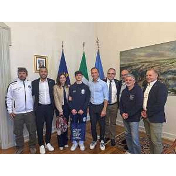 Foto di gruppo con il governatore Massimiliano Fedriga e il giovanissimo azzurro del volley Carlo Pallante - Foto di gruppo con il governatore Massimiliano Fedriga e il giovanissimo azzurro del volley Carlo Pallante