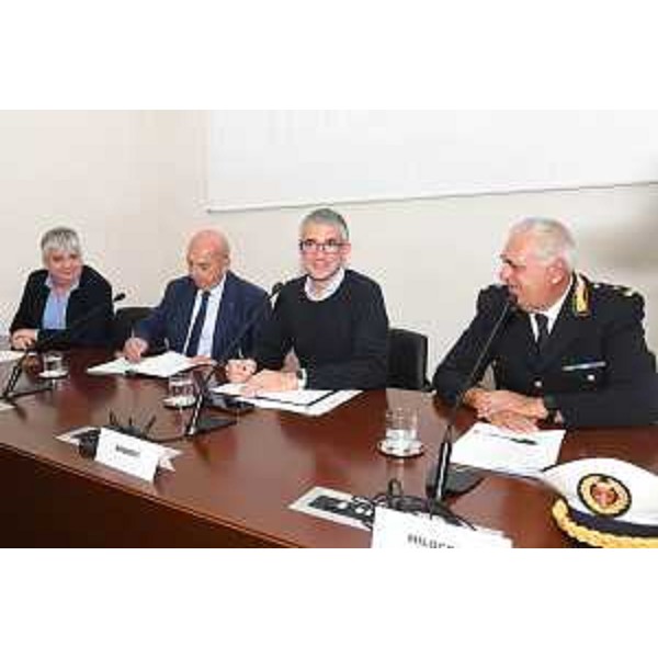 L'assessore Pierpaolo Roberti (secondo da destra) nella sala Predonzani del Palazzo dell Regione. Al suo fianco il sindaco di Trieste Roberto Dipiazza e il comandante della Polizia locale del capoluogo regionale Walter Milocchi - L'assessore Pierpaolo Roberti (secondo da destra) nella sala Predonzani del Palazzo dell Regione. Al suo fianco il sindaco di Trieste Roberto Dipiazza e il comandante della Polizia locale del capoluogo regionale Walter Milocchi