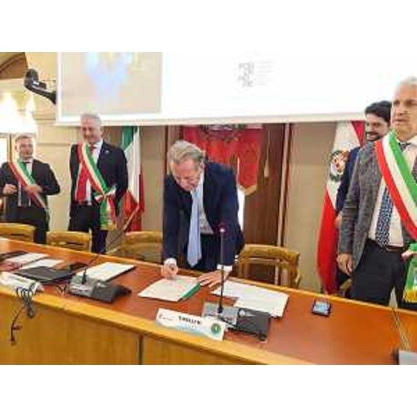 L'assessore regionale Fabio Scoccimarro sottoscrive l'Accordo del fiume Noncello - L'assessore regionale Fabio Scoccimarro sottoscrive l'Accordo del fiume Noncello