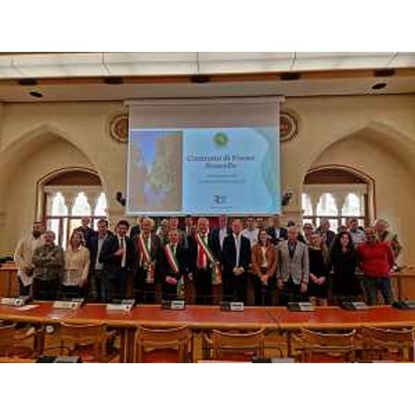 L'assessore Fabio Scoccimarro con tutti i 36 rappresentanti delgi enti e delle associazioni che hanno firmato il "patto pe ril Noncello" - L'assessore Fabio Scoccimarro con tutti i 36 rappresentanti delgi enti e delle associazioni che hanno firmato il "patto pe ril Noncello"