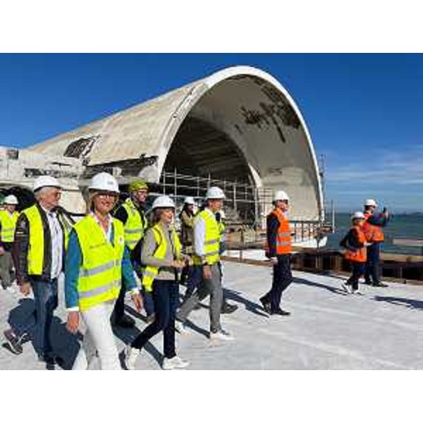 Il governatore Fedriga e l'assessore Bini durante il sopralluogo nel cantiere della Terrazza a Mare di Lignano Sabbiadoro. - Il governatore Fedriga e l'assessore Bini durante il sopralluogo nel cantiere della Terrazza a Mare di Lignano Sabbiadoro.