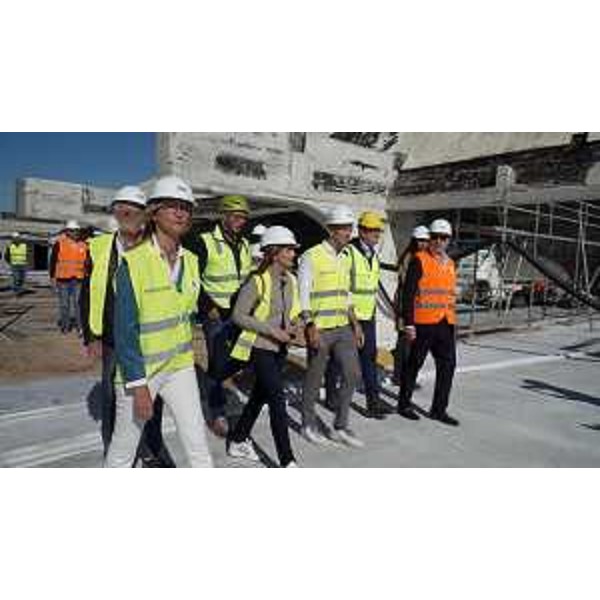 Il governatore Fedriga e l'assessore Bini durante il sopralluogo nel cantiere della Terrazza a Mare di Lignano Sabbiadoro. - Il governatore Fedriga e l'assessore Bini durante il sopralluogo nel cantiere della Terrazza a Mare di Lignano Sabbiadoro.