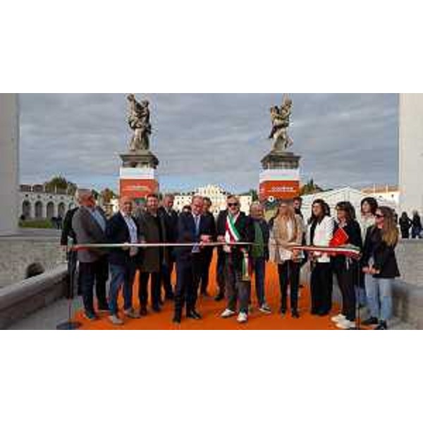 Il vicegovernatore Anzil al taglio del nastro - Il vicegovernatore Anzil al taglio del nastro