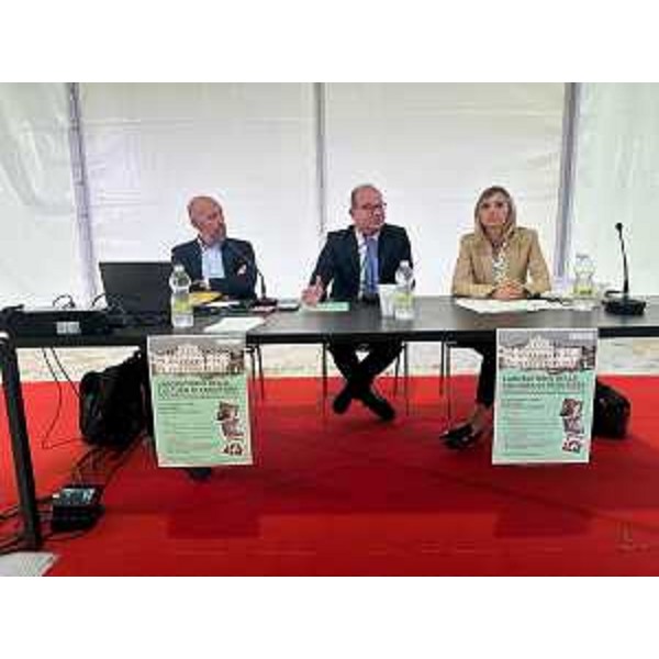 Il vice governatore Mario Anzil, al centro, al convegno "Laboratorio della cultura di frontiera" a Villa Manin di Passariano - Il vice governatore Mario Anzil, al centro, al convegno "Laboratorio della cultura di frontiera" a Villa Manin di Passariano