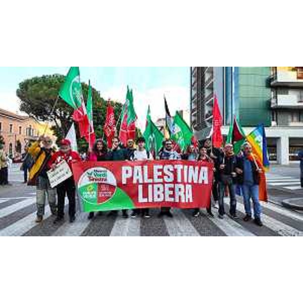 Serena Pellegrino (Avs), terza da sinistra nella foto scattata durante il corteo a Udine - default