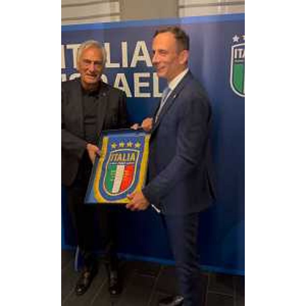 Il governatore del Fvg Massimiliano Fedriga con il presidente della Figc Gabriele Gravina nel pre partita Italia-Israele - Il governatore del Fvg Massimiliano Fedriga con il presidente della Figc Gabriele Gravina nel pre partita Italia-Israele