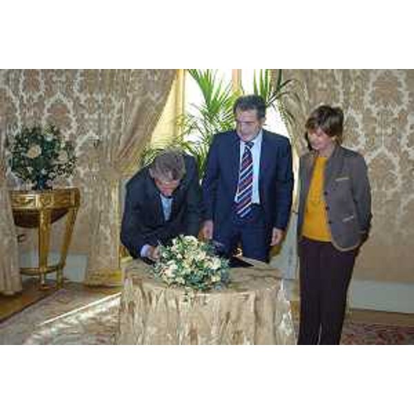 Riccardo Illy (Presidente Regione Friuli Venezia Giulia) con Romano Prodi (Presidente del Consiglio) ritratti all'atto della firma del protocollo tra il Governo e la Regione Friuli Venezia Giulia. (Roma 06/10/06)