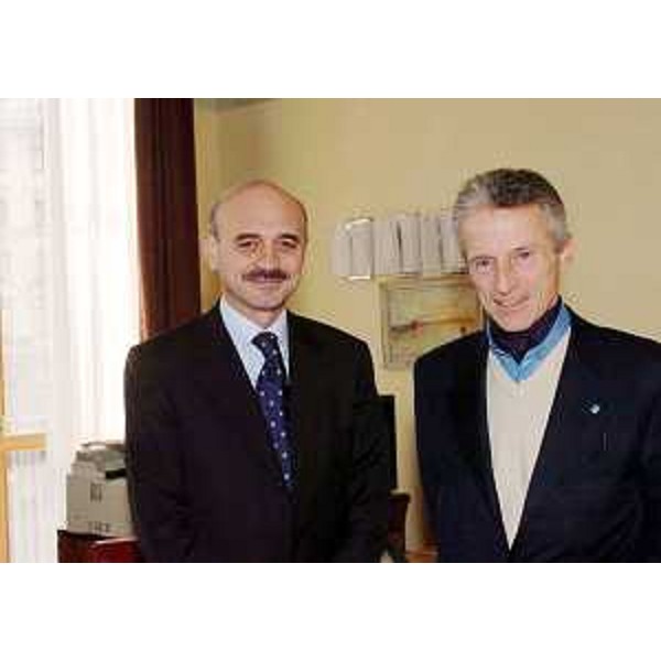 Illy (Presidente Friuli Venezia Giulia) riceve Vincenzo Carella (Questore Pordenone) nella sede della Regione a Trieste. (Trieste 27/01/05)