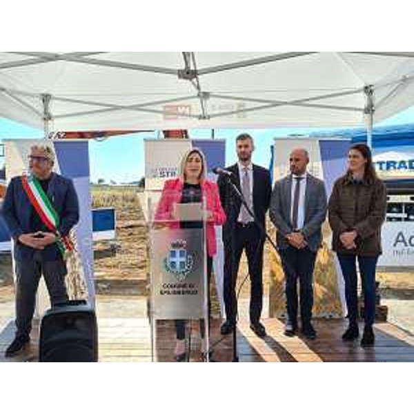 L'assessore regionela alle Infrastrutture Cristina Amirante durante il suo intervento all'avvio dei lavori della bretella di Barbeano (Spilimbergo) - L'assessore regionela alle Infrastrutture Cristina Amirante durante il suo intervento all'avvio dei lavori della bretella di Barbeano (Spilimbergo)