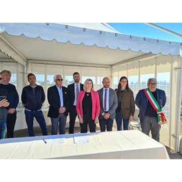 L'assessore regionale Cristina Amirante assiste alla firma della consegna dei lavori con i rappresentanti delle imprese - L'assessore regionale Cristina Amirante assiste alla firma della consegna dei lavori con i rappresentanti delle imprese