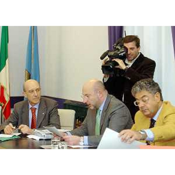 Guido Baggi (Direttore ARC), Enrico Bertossi (Assessore regionale Attività produttive) e Roberto Antonaz (Assessore regionale Cultura) in conferenza stampa al ternmine dei lavori di Giunta, a Trieste. (Trieste 11/02/05)