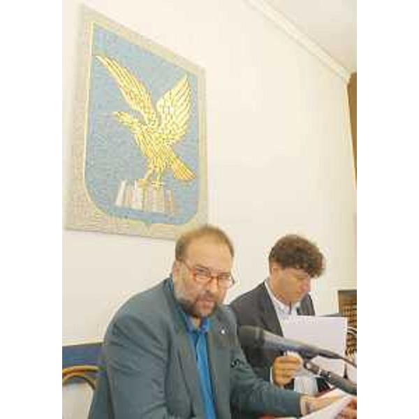Cosolini (Assessore regionale Lavoro) e Baiguera (Portavoce Illy) in conferenza stampa al ternmine dei lavori di Giunta, a Trieste. (Trieste 11/02/05)
