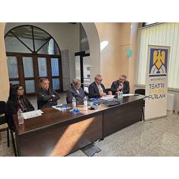 A destra Diego Bernardis (Fp) durante il suo intervento ala presentazione del Festival delle lingue minoritarie - A destra Diego Bernardis (Fp) durante il suo intervento ala presentazione del Festival delle lingue minoritarie