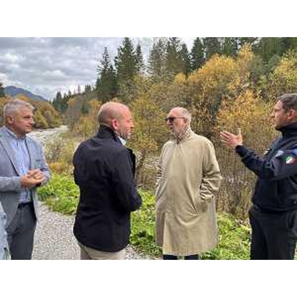 L'assessore Riccardi al centro, il sindaco De Zordo e il direttore della Protezione civile FVG Aristei - L'assessore Riccardi al centro, il sindaco De Zordo e il direttore della Protezione civile FVG Aristei