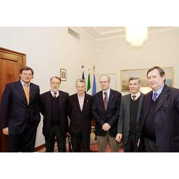 Illy (Presidente Friuli Venezia Giulia) incontra il presidente regionale della Confcommercio Alberto Marchiori, nella sede della Regione a Trieste. (Trieste 25/01/05)