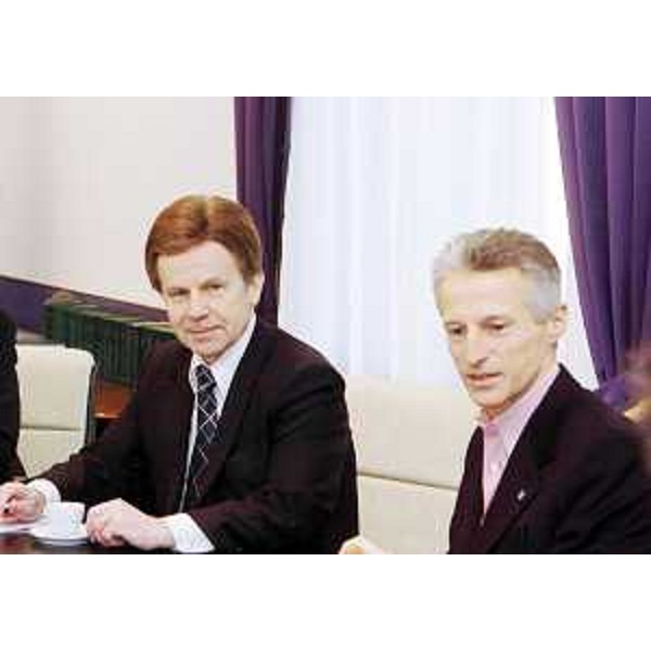Illy (Presidente Friuli Venezia Giulia) riceve il ministro finlandese all'Industria e al Commercio Mauri Pekkarinnen, nella sede della Regione a Trieste. (Trieste 25/01/05)