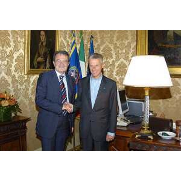 Riccardo Illy (Presidente Regione Friuli Venezia Giulia) con Romano Prodi (Presidente del Consiglio) ritratti in occasione della firma del protocollo tra il Governo e la Regione Friuli Venezia Giulia. (Roma 06/10/06)