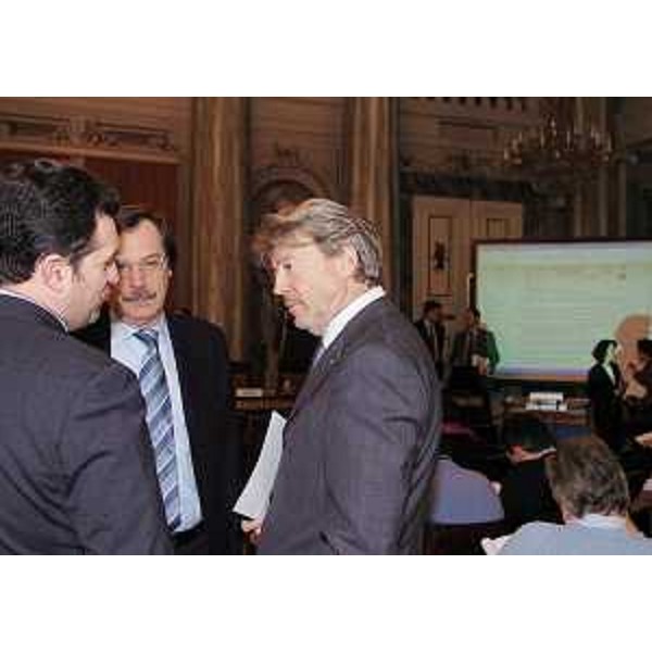 Iacop (Assessore regionale Autonomie locali), Tessarolo (Direttore centrale Relazioni internazionali) e Paoletti (Presidente CCIAA Trieste) al convegno "Le autonomie e l'attuazione del diritto comunitario: quali forme di coordinamento tra i livelli di governo?", a Gorizia. (Gorizia 11/02/05)