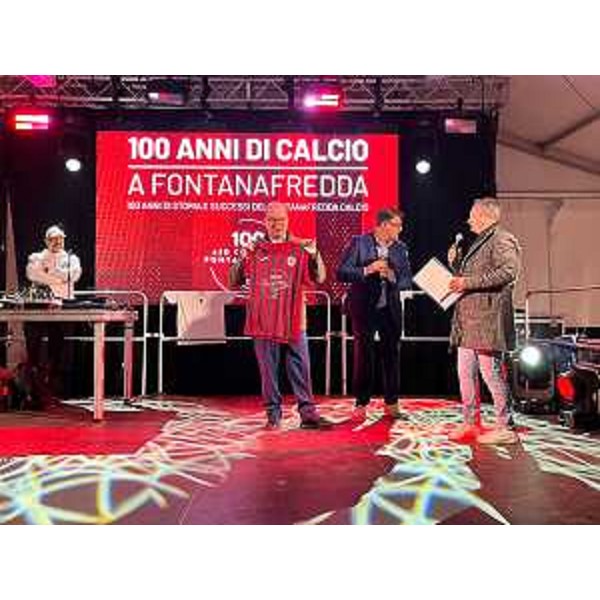 IL vicegovernatore Mario Anzil con la maglia celebrativa per i 100 anni del Fontanafredda Calcio - IL vicegovernatore Mario Anzil con la maglia celebrativa per i 100 anni del Fontanafredda Calcio